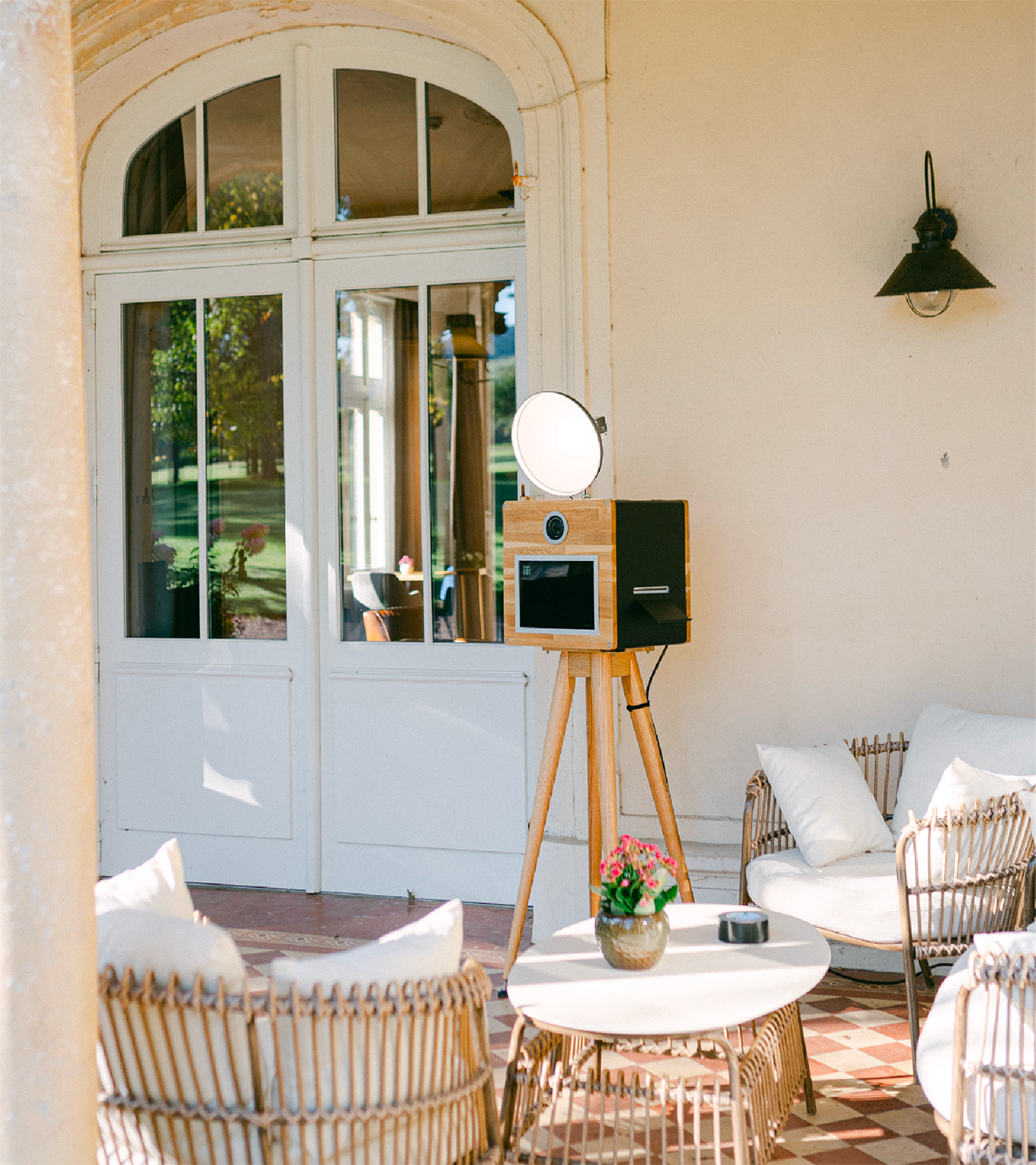 Post insta_photobooth photobooth devant une porte pendant un événement